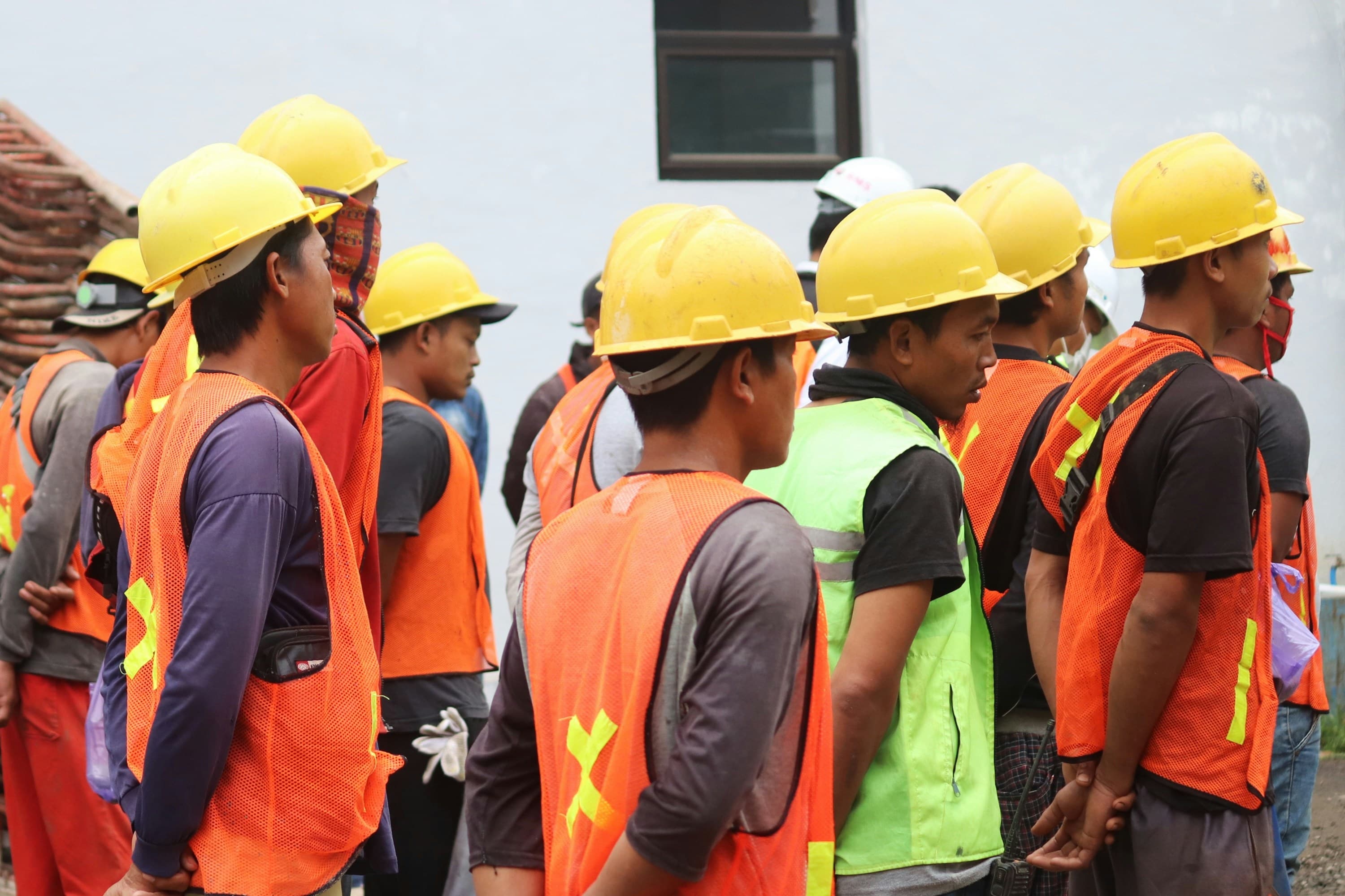 Trabajadores con cascos y chalecos durante una capacitación de seguridad